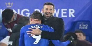 Ruud van Nistelrooy tươi rói dù khiến Leicester City rớt hạng sau trận đấu định mệnh 2 Van Nistelrooy nói gì sau trận? Nụ cười của niềm tin và chiến lược