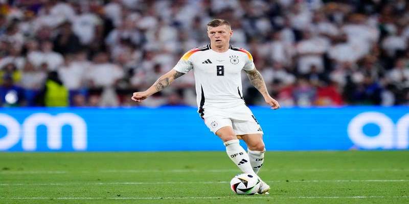 Top 10 Tiền Vệ Trung Tâm Hay Nhất Điều Phối Trận Đấu 3 Top 10 tiền vệ trung tâm hay nhất Kroos chuyền bóng dài chính xác