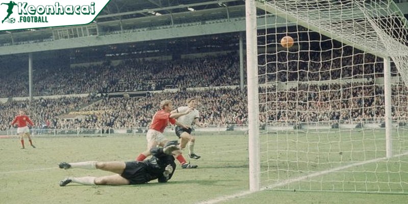Bàn thắng gây tranh cãi trong lịch sử môn thể thao vua 3 Bàn thắng gây tranh cãi trong chung kết World Cup 1966 luôn được nhớ đến