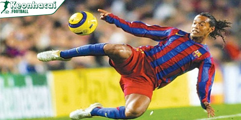 Danh sách cầu thủ đá phạt hay nhất lịch sử bóng đá 3 Ronaldinho được biết là cầu thủ đá phạt trẻ tuổi nhất