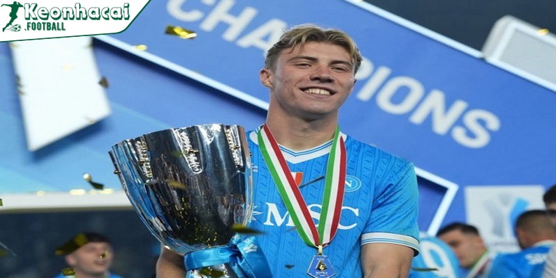 Vô địch cùng Napoli, Rasmus Hojlund đăng thông điệp ẩn ý nhắm đến MU 2 Hojlund giành danh hiệu đầu tiên sau khi rời MU