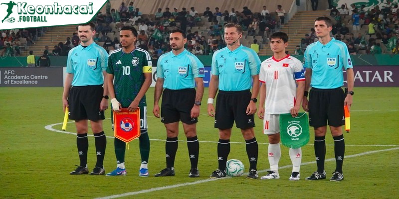 Lộ diện “vua áo đen” cầm còi trận bán kết U23 Việt Nam và U23 Trung Quốc 2 Trọng tài Alexander George King: “Vua áo đen” đáng tin cậy