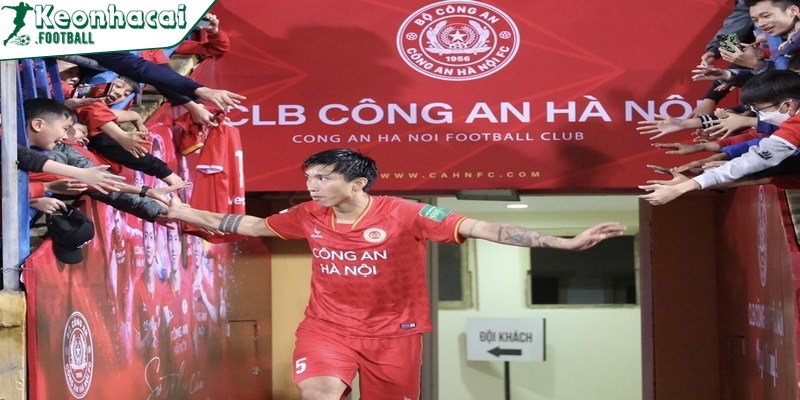 Áo đấu Công An Hà Nội - Trang phục kết nối ý nghĩa 2 Áo đấu bóng đá Hà Nội tượng trưng của sự đoàn kết, niềm tự hào dân tộc