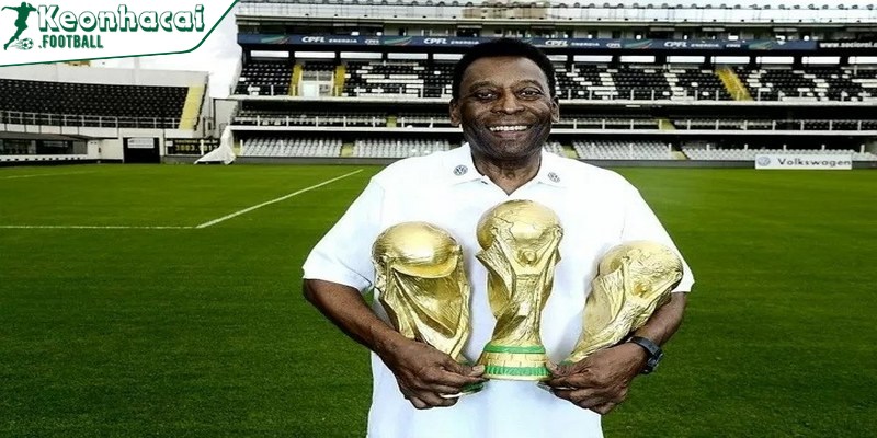 Cầu Thủ 3 Lần Vô Địch World Cup Gọi Tên Vua Bóng Đá Pele 2 Pelé bắt đầu sự nghiệp chuyên nghiệp ở Santos FC ở Brazil vào năm 1956