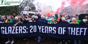 CĐV Man United biểu tình trước Old Trafford, đeo mặt nạ hề phản đối giới chủ 8 Giá vé tăng cao khiến CĐV Man United bức xúc
