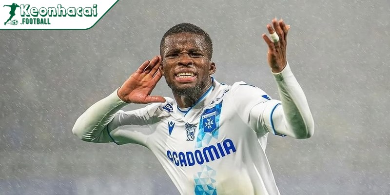 Tiểu sử tiền vệ Hamed Junior Traoré: Hành trình vươn lên của tài năng Bờ Biển Ngà 2 Hamed Junior Traoré là cầu thủ bóng đá chuyên nghiệp người Bờ Biển Ngà